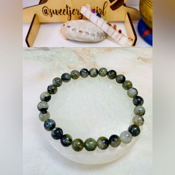 Handmade Gray Labradorite Gemstone Bead Stretch Bracelet - Picture 3 of 9